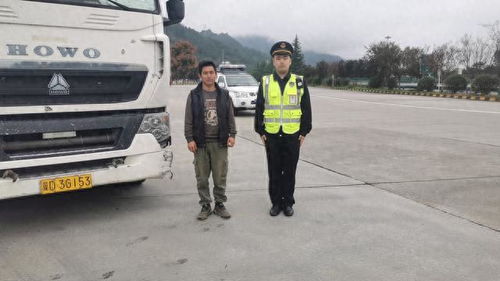 陕西省路政第九支队七大队开展 跟随货车司机体验式调研 , 零距离 做好交通执法服务
