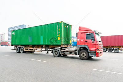 集装箱车在普通货物道路运输中的角色与重要性
