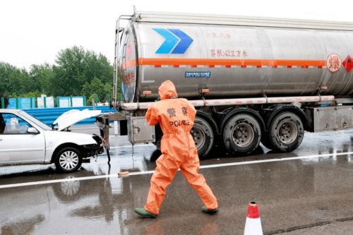 无人机高空勘查 机器人靠近处置——豫鲁高速交警多部门联动开展危险货物运输应急救援演练